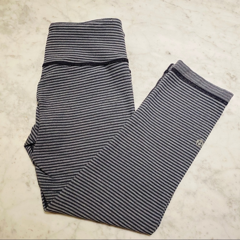 SALE 🐠 Reversible Lululemon Crop Workout Pants Size 4 - Picture 1 of 3